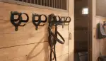 Praktische Trensenhalter für jeden Stall